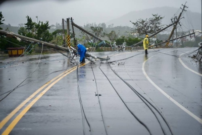 Pekerja membaiki talian elektrik rosak yang dibawa oleh taufan Koinu di daerah Pingtung, Selatan Taiwan. - Foto EPA