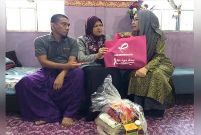 
Zuraini (kanan) tampil mewakili CSM menyampaikan sumbangan kepada Mohamad Idris (kiri) yang mengidap kanser tahap tiga di rumahnya di Jalan Teluk Kumbar, Alor Setar.