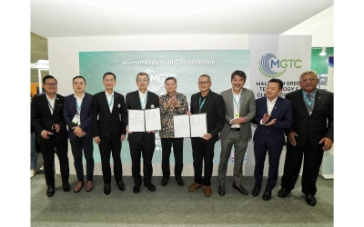 Timbalan Menteri Sumber Asli, Alam Sekitar dan Perubahan Iklim (lima dari kiri), Datuk Sri Huang Tiong Sii, bersama Tan Sri Ir Lim Hock San (empat dari kiri), Datuk Wira Joey Lim Hock Guan (tiga dari kiri), Ts Shamsul Bahar Mohd Nor (empat dari kanan), dan barisan pengurusan kanan syarikat terlibat di Majlis pertukaran dokumen yang berlangsung di Persidangan dan Pameran Teknologi Hijau serta Produk Eko Antarabangsa Malaysia (IGEM) 2023, Pusat Konvensyen Kuala Lumpur.