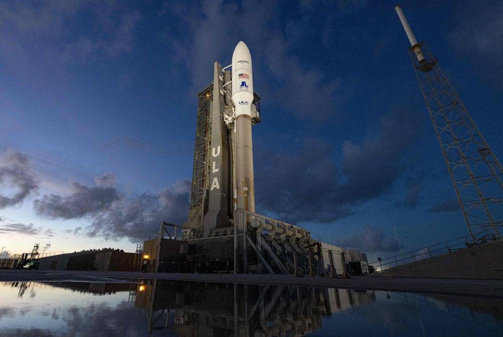 Sepasang satelit pertama Amazon dilancarkan ke orbit pada Jumaat. - Foto AFP