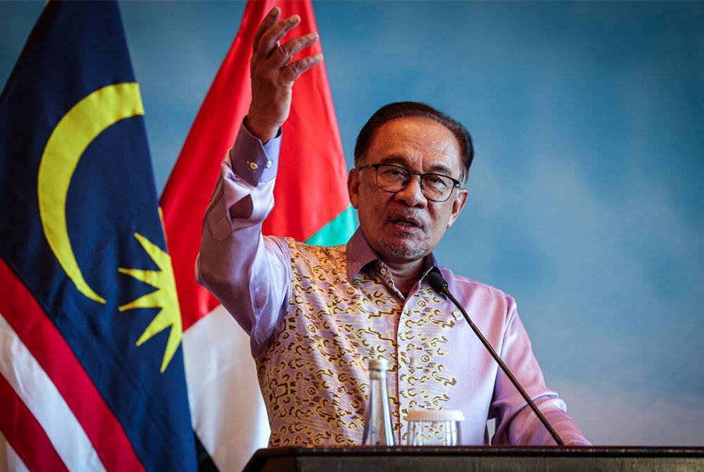 Anwar berucap pada sesi bersama rakyat Malaysia di Abu Dhabi sempena lawatan kerjanya ke UAE pada Jumaat. - Foto Bernama