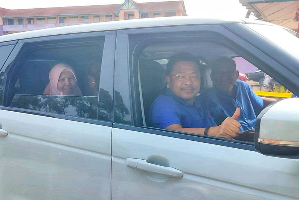 Mohd Sharkar turut menghantar sendiri pengundi di Pelangai.