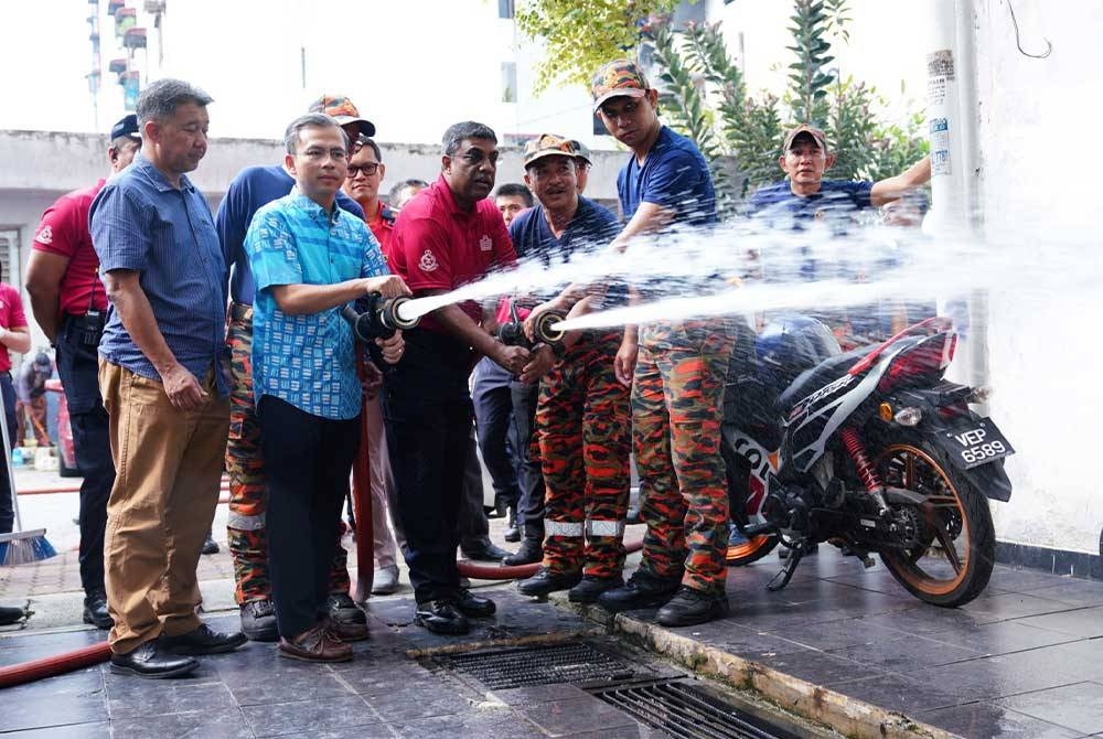 Fahmi Fadzil (dua dari kiri) bersama Allaudeen (tiga dari kiri) ketika Program Pembersihan PPR Kampung Limau pada Sabtu. -FOTO: SINAR HARIAN/MOHD HALIM ABD WAHID