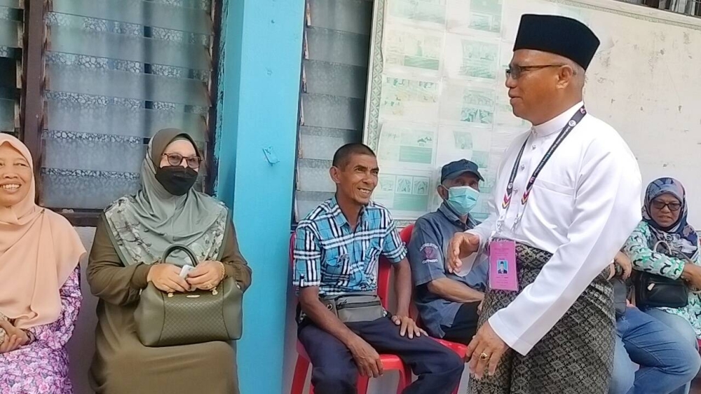 Cikgu Kasim melawat dan meninjau keadaan di sekitar pusat mengundi SMK Seri Pelangai pada Sabtu.