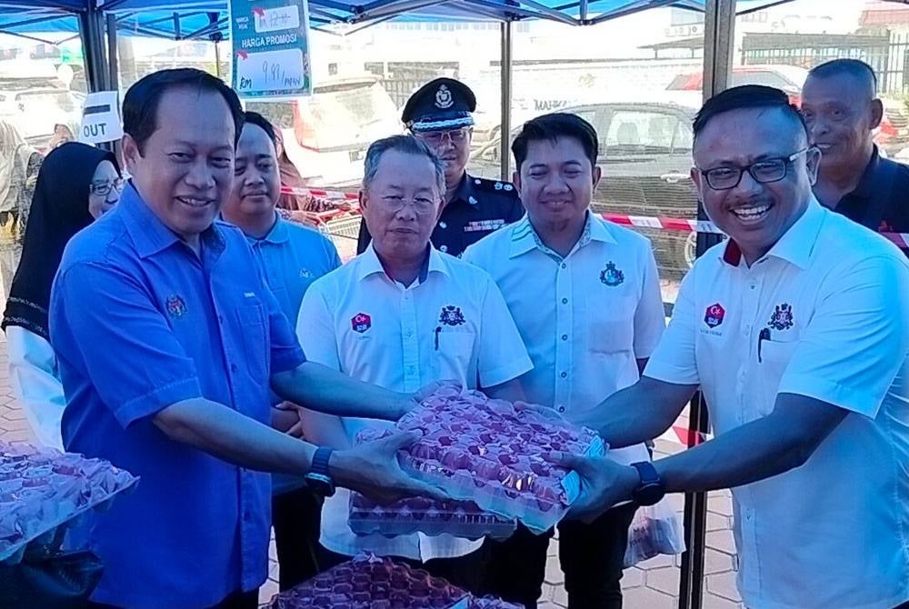 Ahmad (kanan) meninjau Jualan Rahmah sempena program #Kita Madani Negeri Johor 2023 di Dataran Majlis Perbandaran Pontian pada Sabtu.