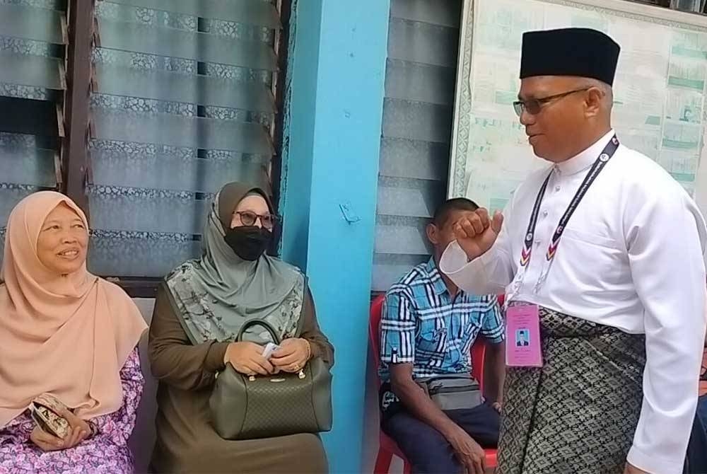 Calon PN, Kasim Samat melawat dan meninjau di Pusat Mengundi SMK Seri Pelangai pada Sabtu.
