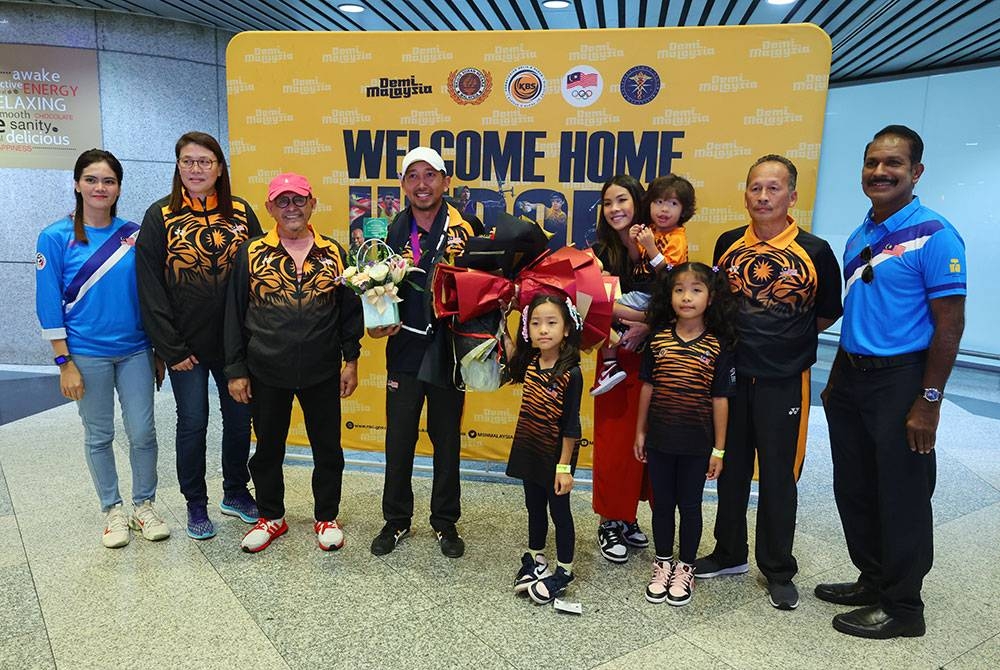 Mohd Qabil Ambak (empat, kiri) bergambar sejurus tiba di KLIA Terminal 1 pada Sabtu.- Foto: Bernama