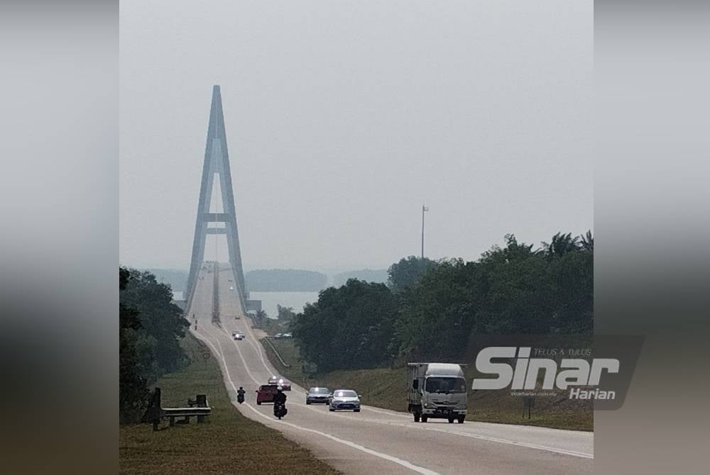 Keadaan jerebu di atas Jambatan Sungai Johor.