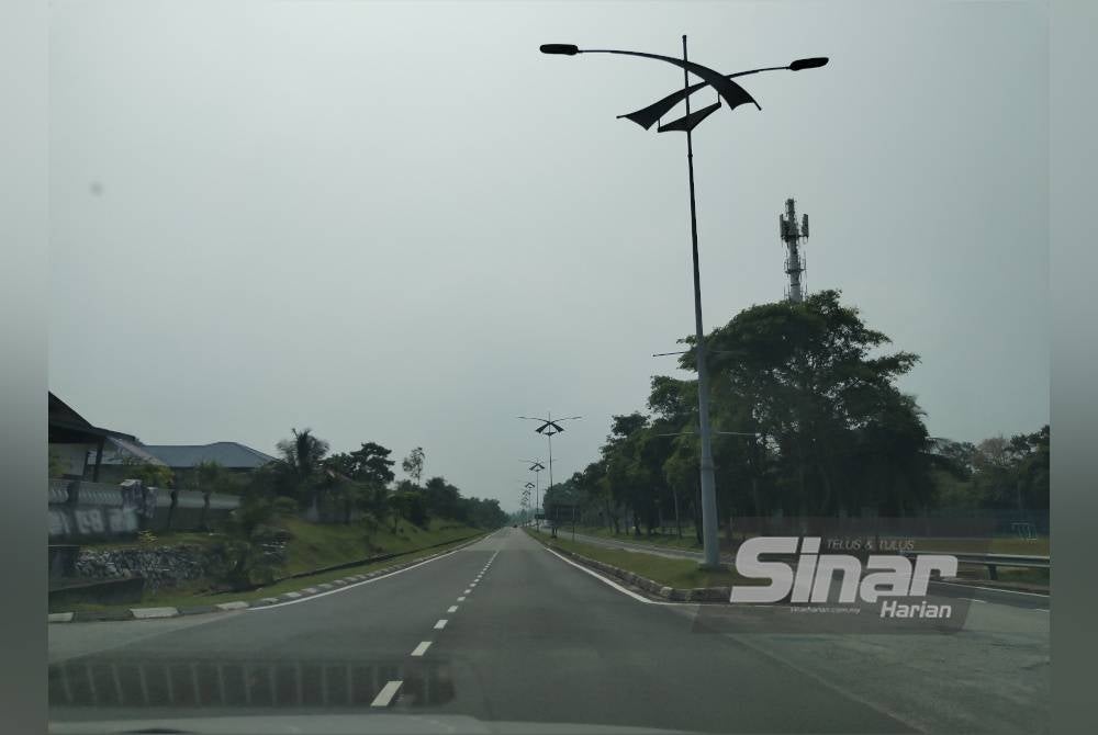 Keadaan jerebu di persimpangan Stadium Kejora di hadapan Sekolah Sukan Tunku Mahkota Ismail, Bandar Penawar.