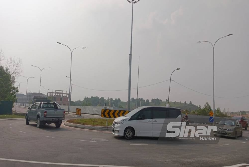 Jerebu mengakibatkan jarak penglihatan terhad sedikit di bulatan Jalan Bandar Bistari Perdana Utama, Pasir Gudang pada Sabtu.