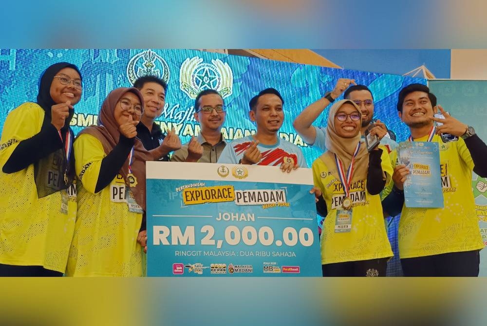 Mohd Azlan Helmi (empat dari kanan) menyampaikan hadiah kepada kumpulan yang menjuari Explorace Pemadam Negeri Perak di Ipoh.