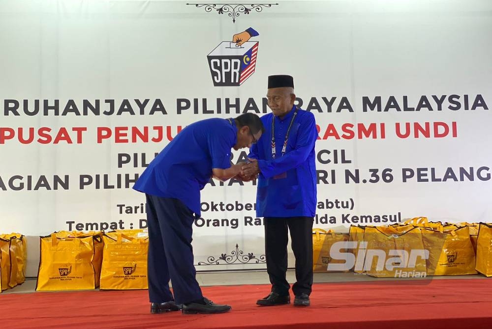 Amizar bersama bapanya, Abu Adam Duaji selepas diumumkan sebagai wakil rakyat baharu DUN Pelangai.