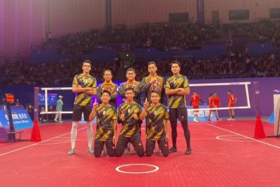 Skuad sepak takraw negara dalam misi mempertahankan emas acara regu Sukan Asia Hangzhou 2022 apabila menentang Thailand pada Sabtu. - Foto FB PSM.