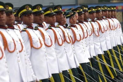 Pegawai-pegawai Kadet Angkatan Tentera Malaysia (ATM) ketika Istiadat Perbarisan Pentauliahan Diraja dan Pengurniaan Watikah Tauliah Pegawai Kadet ATM 2023. - Foto Bernama