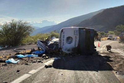 Sekurang-kurangnya 17 orang terbunuh apabila bas yang membawa migran terbalik di lebuh raya di selatan Mexico pada pagi Jumaat. - Foto AFP