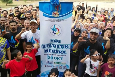 Razaman ( empat dari kiri) bersama peserta pada majlis perasmian Program FitDOSM Perdana sempena Sambutan Hari Statistik Negara 2023 peringkat Negeri Pahang di Taman Gelora di sini pada Sabtu.