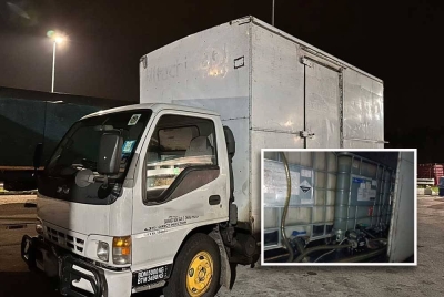 Lori yang disyaki membawa diesel bersubsidi turut disita. Gambar kecil: Tangki IBS yang ditemui dalam lori berkenaan - Foto: KPDN NS