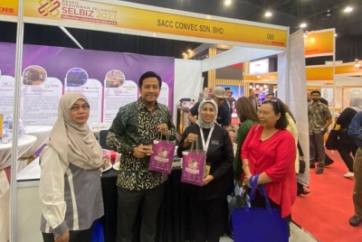 Hazirah (dua dari kanan) dan Exco Pembangunan Belia & Kemajuan Sukan, Pemberdayaan Usahawan & Ekonomi Kreatif, Pengurusan Bencana, Najwan Halimi (tiga dari kanan) bersama tetamu yang hadir bergambar di hadapan reruai SCSB di Karnival SELBIZ 2023 yang diadakan di Setia Alam Convention Centre.