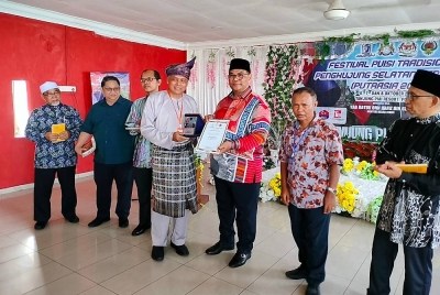 Jefridin (tiga dari kanan) menyampaikan anugerah Aspirasi Sastera kepada Mohd Rosli Bakir (kiri) sempena Festival Puisi Tradisional Penghujung Selatan Benua Asia, di Tanjung Piai pada Sabtu.