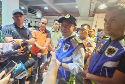 Foong Hin ketika ditemui pemberita selepas meninjau harga beras putih import di Kota Kinabalu.