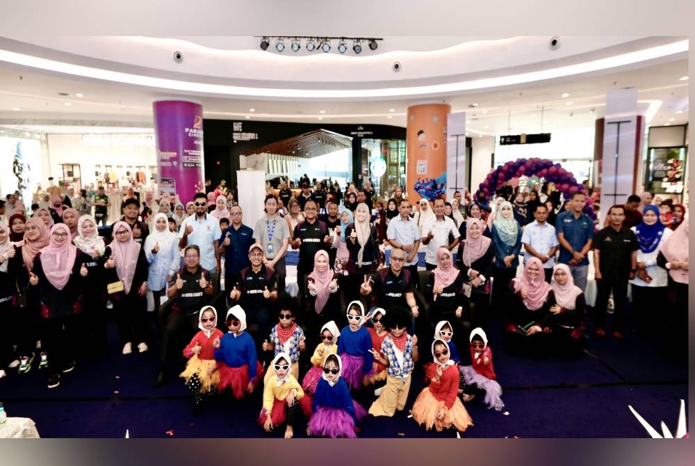 Norliza (tengah, duduk) bergambar bersama pengunjung Jelajah BMS 2023 Peringkat Zon Timur.