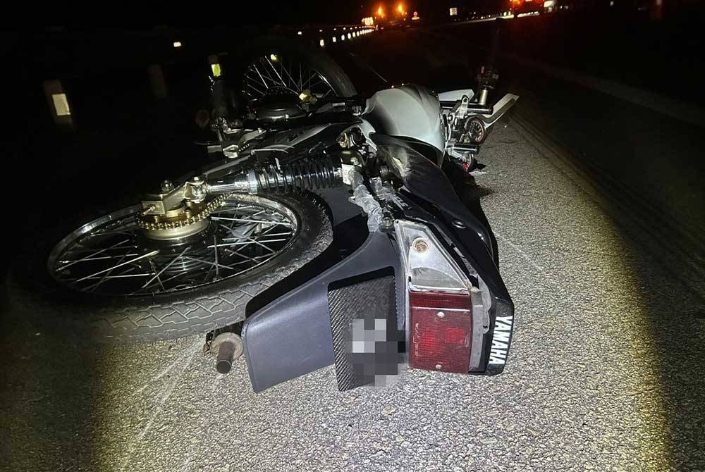 Motosikal Yamaha RXZ ditunggang salah seorang mangsa yang maut dalam kemalangan di Kilometer 199.3 LPT1 arah timur di sini pada Sabtu.