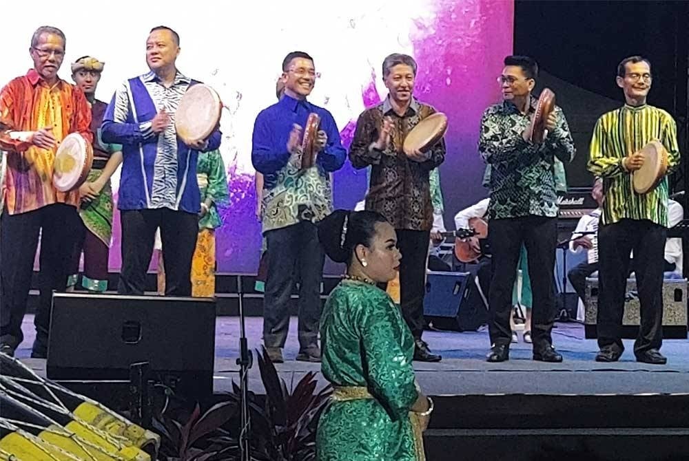 Borhan (tiga dari kiri) memalu kompang sebagai simbolik kepada perasmian penutup pada Festival MOTAC D'Desa @ Selangor di Dataran Nakhoda, Bagan Nakhoda Omar di sini pada malam Sabtu.