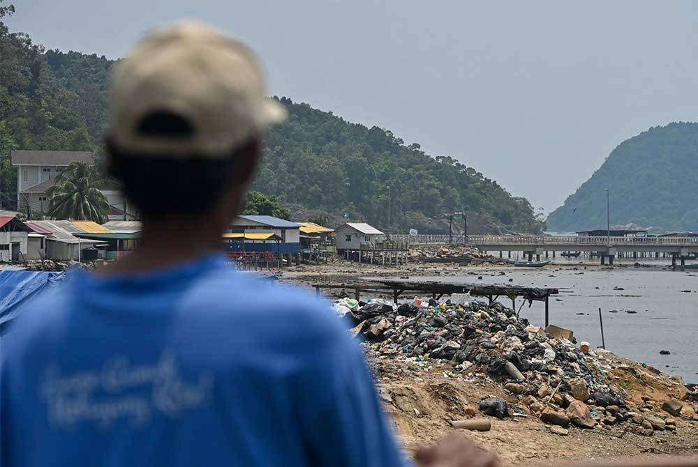 Longgokan sampah bukan sahaja mencemarkan bau dan mengundang penyakit malah menjejaskan pemandangan terutama pelancong yang berkunjung ke situ.