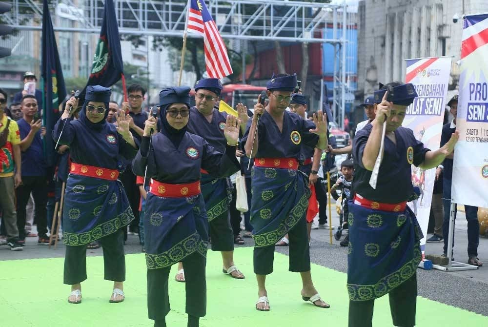 Persembahan silat oleh pesilat PSSCM.