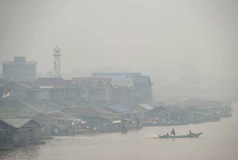 Jokowi beri peringatan bahawa asap daripada kebakaran hutan dan tanah di negara itu berpotensi untuk tersebar secara meluas.