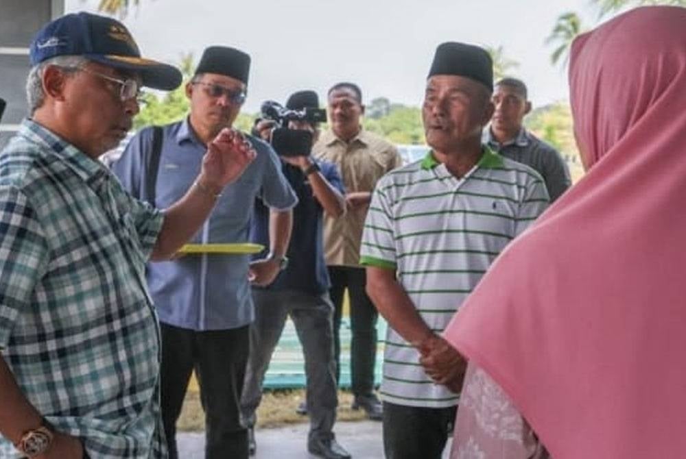 Al-Sultan Abdullah Ri'ayatuddin Al-Mustafa Billah Shah berkenan mencemar duli menyantuni dan meninjau kerja baik pulih rumah seorang mangsa ribut di Kampung Rantau Panjang, hari ini. Foto Bernama