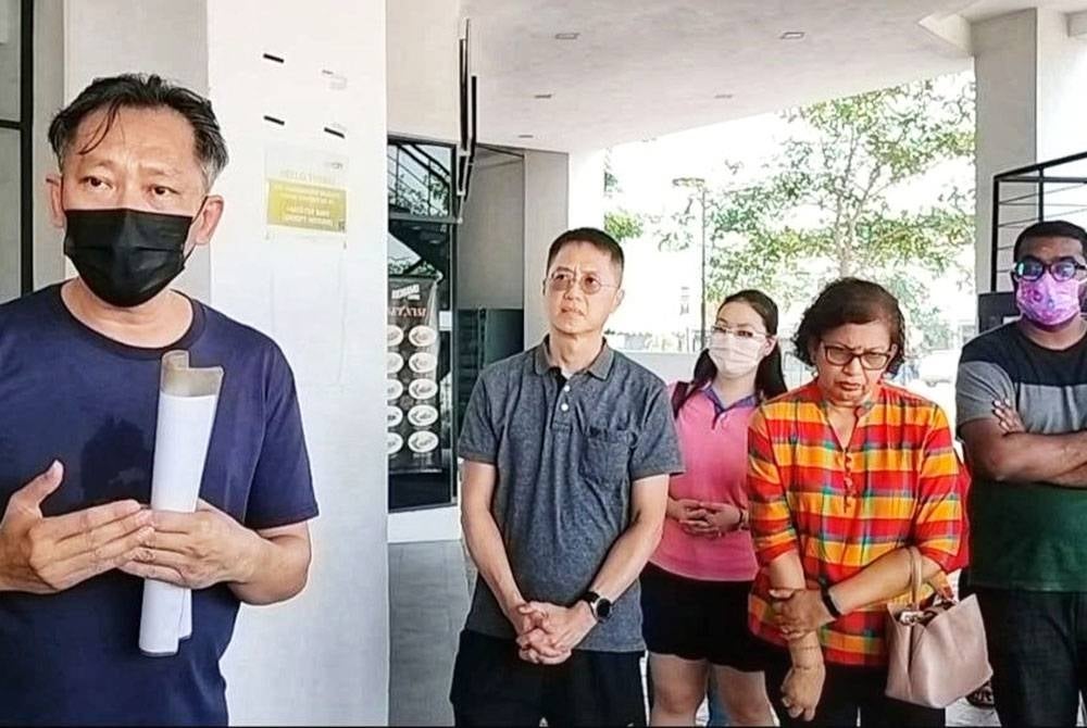 Ywong Sen (kiri) ketika ditemui pemberita pada Ahad.