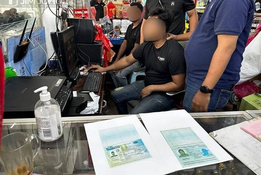 Pegawai Imigresen Johor melakukan pemeriksaan dalam Ops Serkap yang di Gelang Patah, Iskandar Puteri pada 5 Oktober lalu.