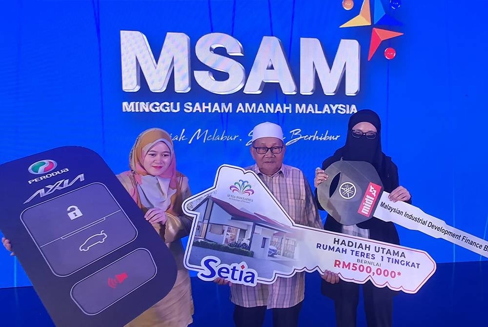 Md Zin (tengah), Normah (kiri) dan Umi Kalsum (kanan) menunjukkan replika kunci hadiah pengunjung bertuah MSAM 2023 yang diterima mereka.