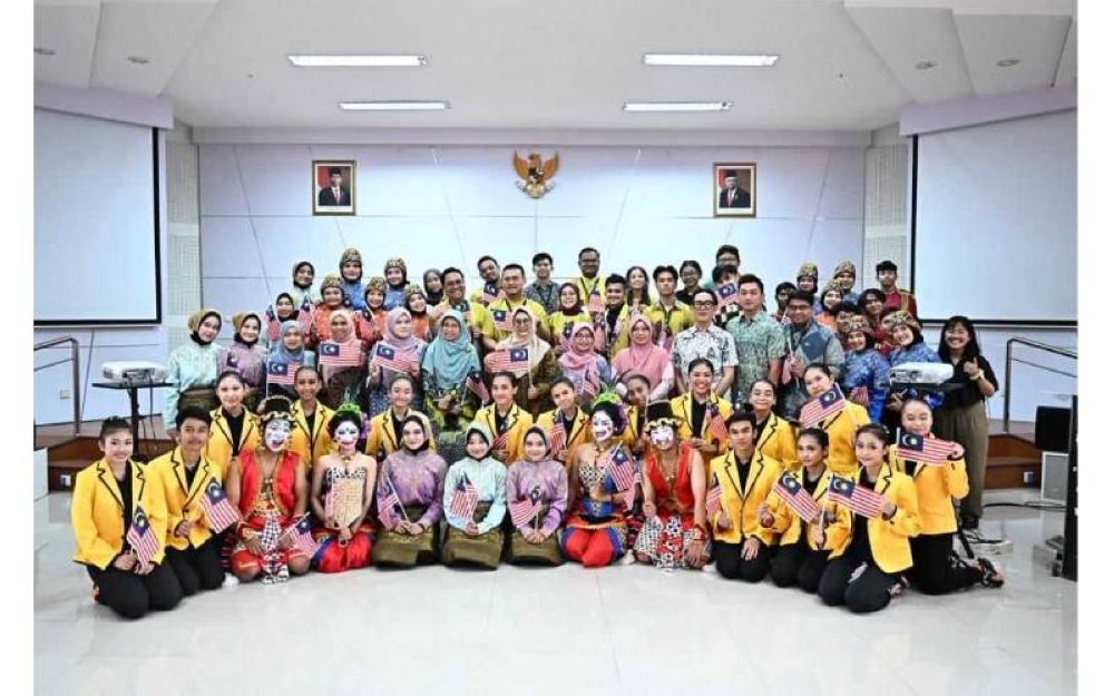 Antara peserta yang terlibat menjayakan Program Integrasi Seni Serumpun Malaysia - Indonesia 2023 yang diadakan pada 8 Ogos sehingga 2 September.