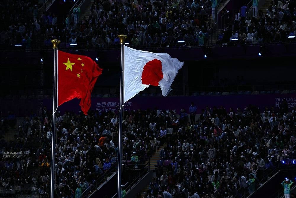 Bendera Jepun dinaikkan bersebelahan bendera China simbolik pertukaran tuan rumah Sukan Asia pada Majlis Penutupan Sukan Asia Hangzhou 2022 di Stadium Pusat Sukan Olimpik Hangzhou pada Ahad. - Foto Bernama