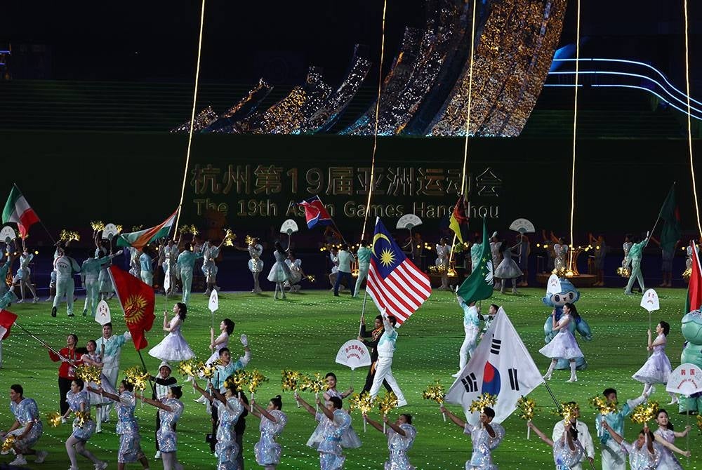 Persembahan kebudayaan dipersembahkan pada Majlis Penutupan Sukan Asia Hangzhou 2022 di Stadium Pusat Sukan Olimpik Hangzhou malam ini pada Ahad. - FOTO Bernama