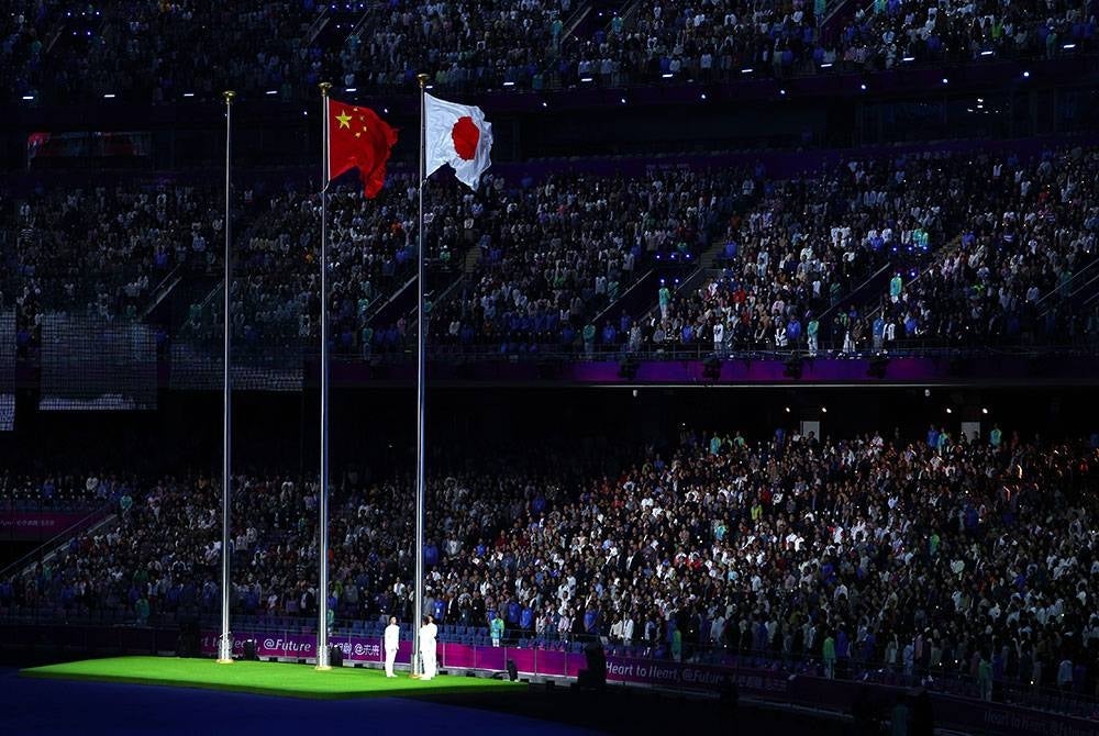 Bendera Jepun dinaikkan bersebelahan bendera China simbolik pertukaran tuan rumah Sukan Asia pada Majlis Penutupan Sukan Asia Hangzhou 2022 di Stadium Pusat Sukan Olimpik Hangzhou malam ini.