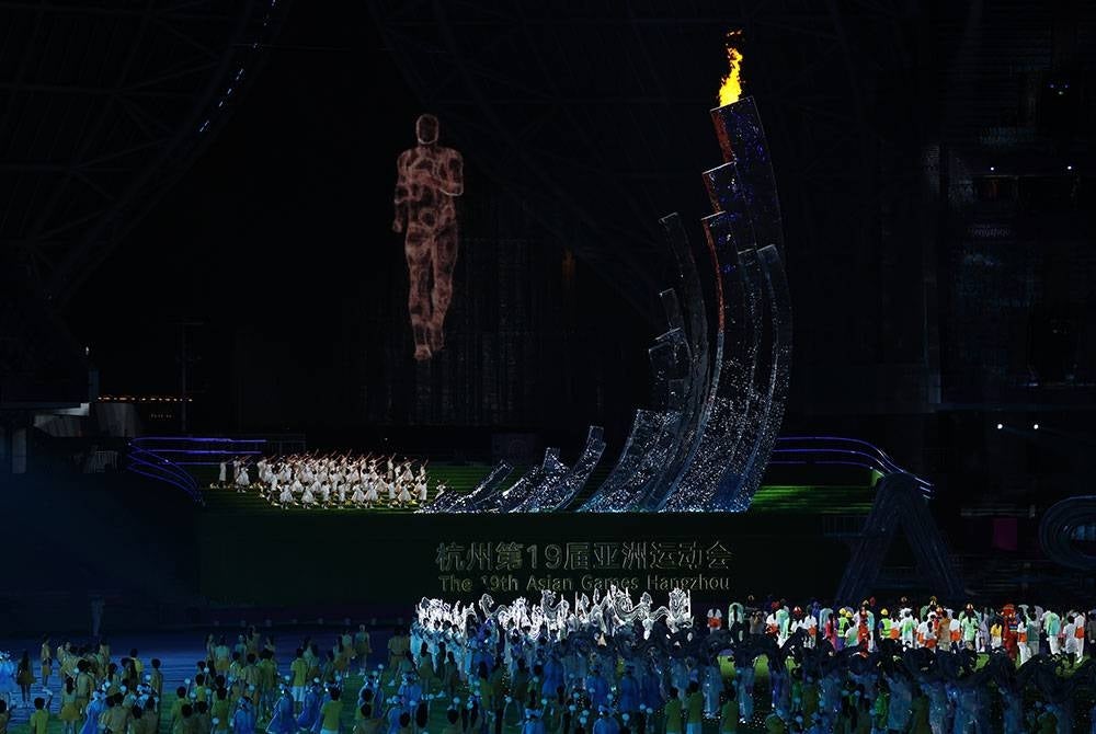 Obor kejohanan bernyala megah sebelum dipadamkan pada Majlis Penutupan Sukan Asia Hangzhou 2022 di Stadium Pusat Sukan Olimpik Hangzhou malam ini.