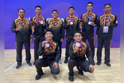 Ahmad Jais bersama pemain takraw yang menggalas cabaran Malaysia dalam Sukan Asia Hangzhou 2022 di Gimnasium Pusat Sukan Jinhua pada Sabtu. - Foto Persatuan Sepaktakraw Malaysia