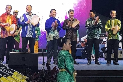Borhan (tiga dari kiri) memalu kompang sebagai simbolik kepada perasmian penutup pada Festival MOTAC D'Desa @ Selangor di Dataran Nakhoda, Bagan Nakhoda Omar di sini pada malam Sabtu.