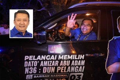 Reaksi Amizar Abu Adam selepas diisytiharkan sebagai pemenang PRK DUN Pelangai pada Sabtu. Foto Bernama (Gambar kecil: Ahmad Jazlan)