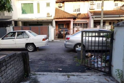 Pihak MBPG menerima banyak aduan meletakkan kenderaan menghalang laluan atau di tempat tidak sesuai. Gambar hiasan. Sumber internet.
