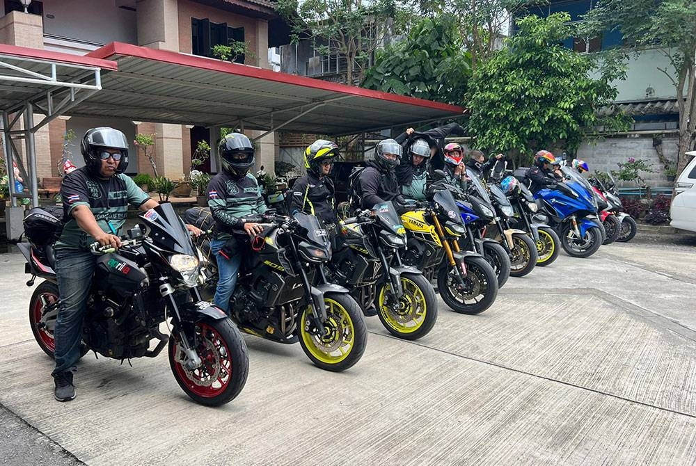 Penulis (kiri) bersama ahli Bunian Bikerz yang menyertai aktiviti kembara santai ke Betong, Thailand pada Sabtu minggu lepas.