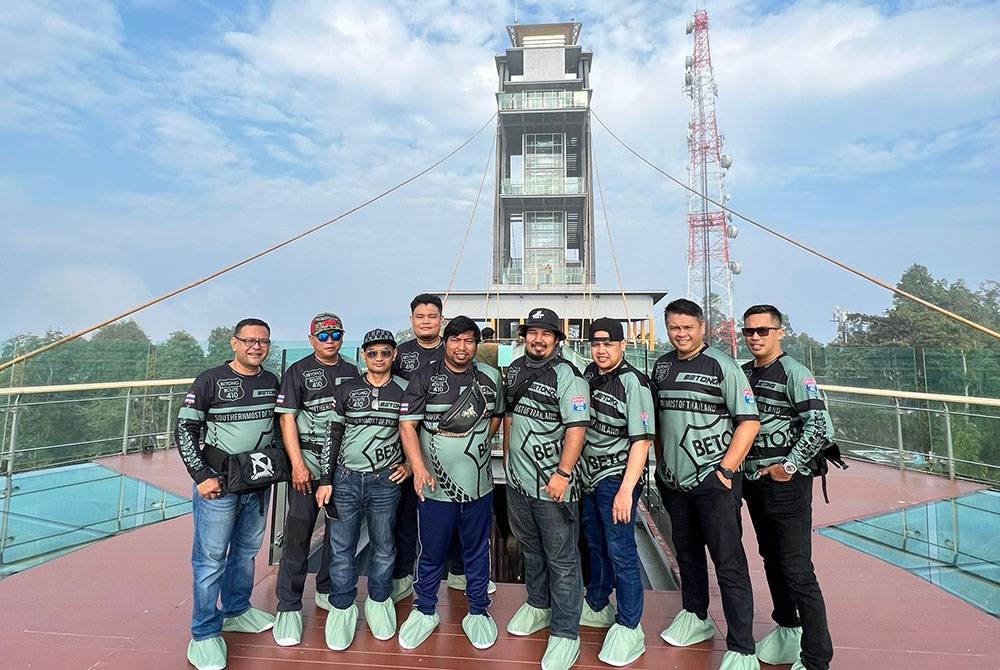 Sebahagian ahli Bunian Bikerz bergambar di Skywalk Ayerweng.