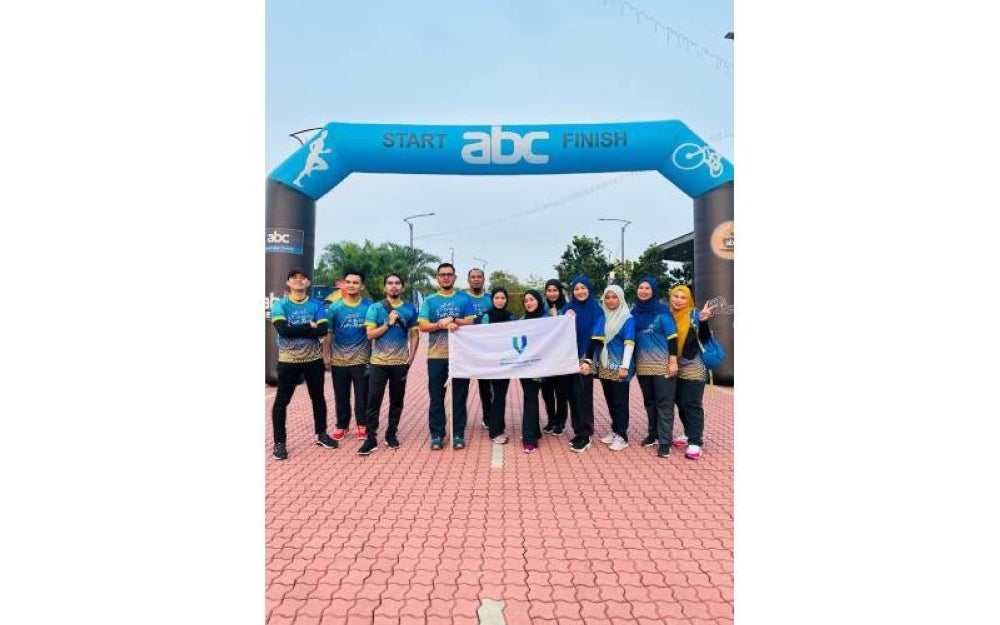 Antara kakitangan UMP Advanced yang menjayakan program larian.