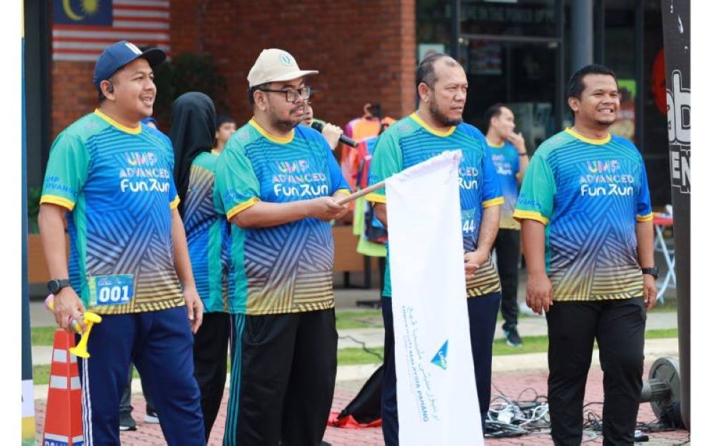 Dari kiri: Mohd Sharil, Prof. Ts. Dr. Kamal Zuhairi, Dr. Ahmad Johari dan Pengarah Kolej Komuniti Pekan, Muhammad Azwan Ja’afar menyempurnakan upacara pelepasan peserta Fun Run UMP Advanced yang didakan di Tasek Kotasas pada Sabtu.