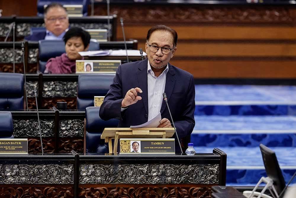 Anwar semasa sesi soal jawab pada persidangan Dewan Rakyat di Bangunan Parlimen, pada Isnin. - Foto Bernama
