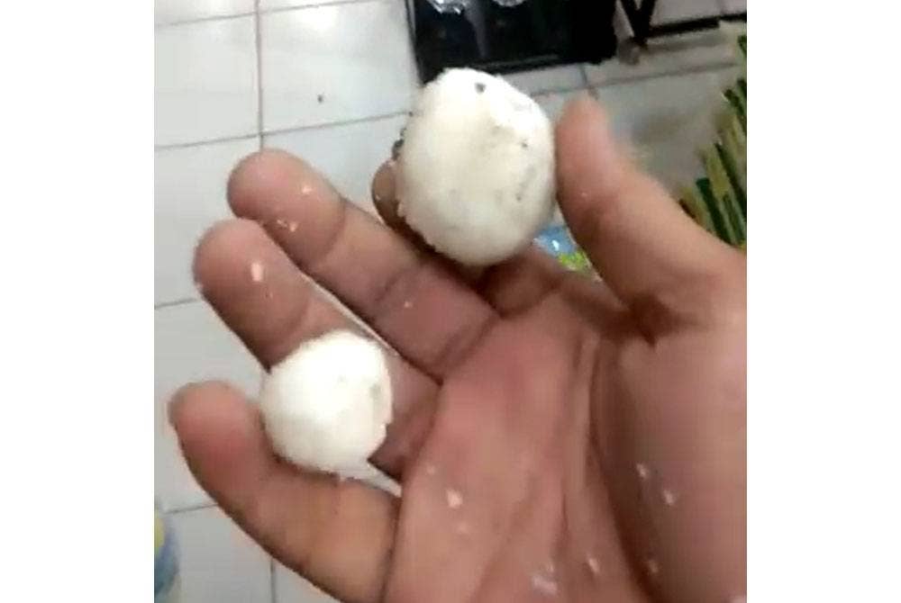 Tangkap layar video tular yang memaparkan seorang lelaki mendakwa salah satu jenis beras yang dijual di sebuah premis adalah plastik.