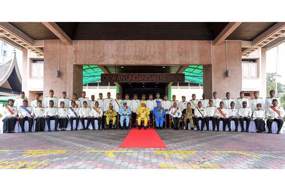 Yang Dipertuan Besar Negeri Sembilan Tuanku Muhriz Tuanku Munawir berkenan bergambar bersama Ahli Dewan Undangan Negeri (ADUN) sempena Persidangan Kedua (Perasmian) Penggal Pertama Dewan Undangan Negeri (DUN) Negeri Sembilan, ke-15, hari ini.
Berangkat sama, Undang Luak Jelebu Datuk Maarof Mat Rashad, Undang Luak Johol Datuk Muhamad Abdullah, Undang Luak Rembau Datuk Muhamad Sharip Othman dan Tunku Besar Tampin Tunku Syed Razman Tunku Syed Idrus Al-Qadri.
Turut sama, Menteri Besar Negeri Sembilan Datuk Seri Aminuddin Harun (duduk lapan, kiri).